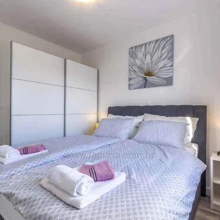 Studio In 45750